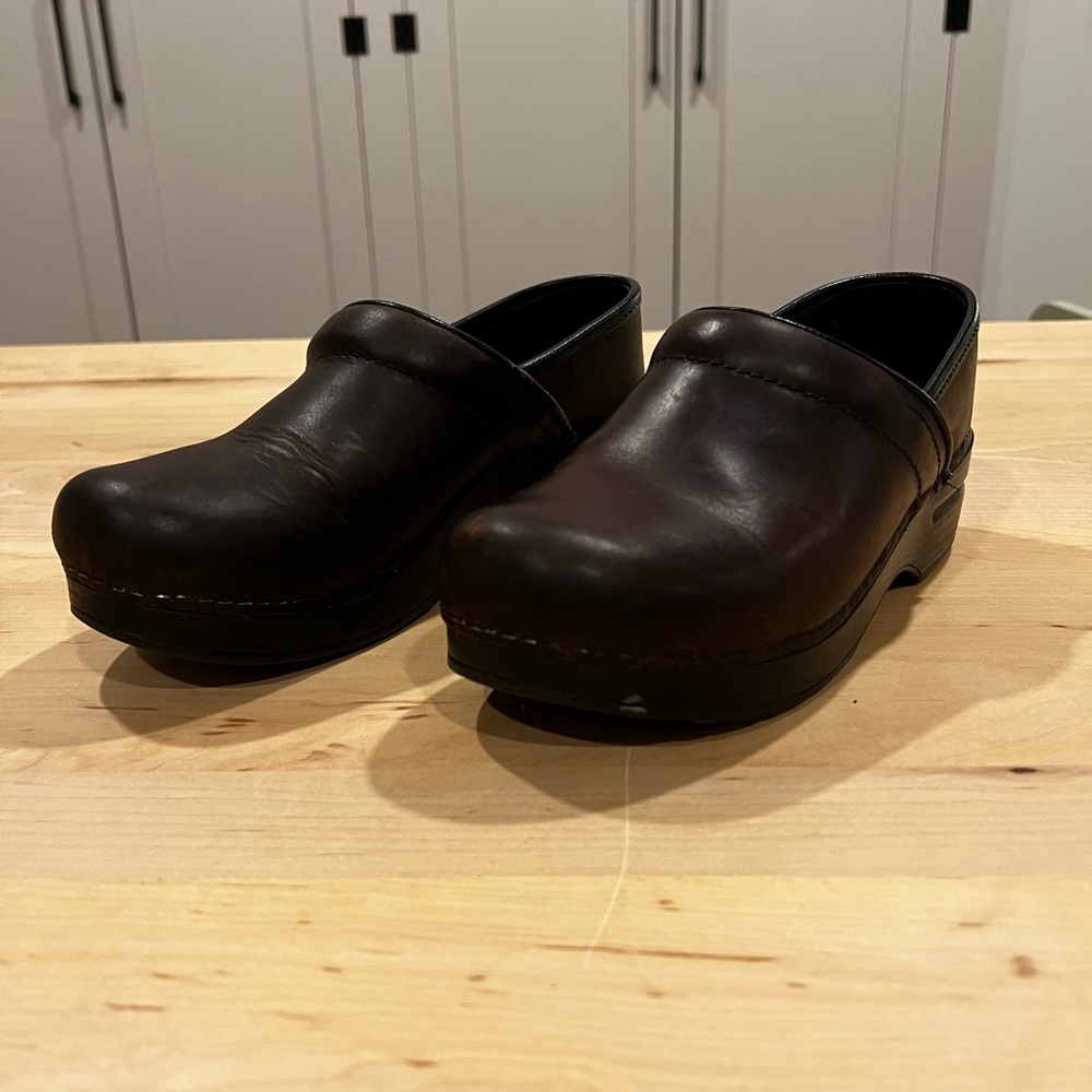 Dansko pro women’s antique brown leather clog, Size 37 (7-7.5)